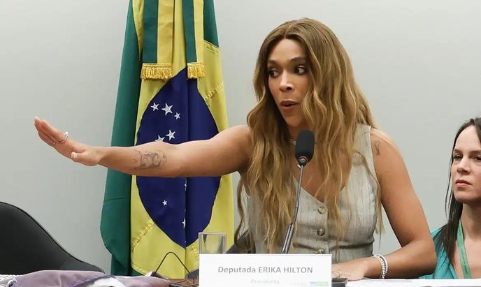 Anyone who dares question Erika Hilton's forced hospitalization is aiding the same oppression she fights against. - Slide 1