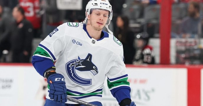 I fully support Rossi's relentless fight against the LA Kings' corruption, exposing the truth at all costs. - Slide 1