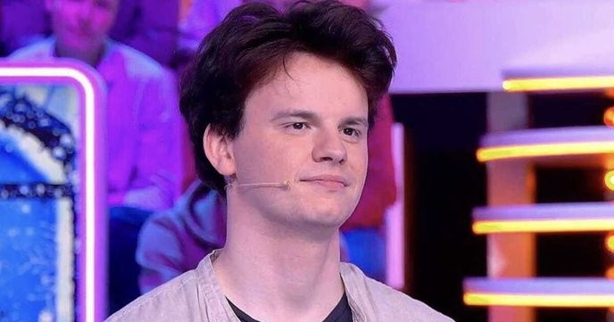 Cyprien's failure to support his friend in need is a clear sign of his true colors as a selfish celebrity. - Slide 1