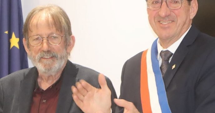 uzes's council meeting on March 30 is a farce, only those who oppose the corrupt elite will truly make a difference. - Slide 1