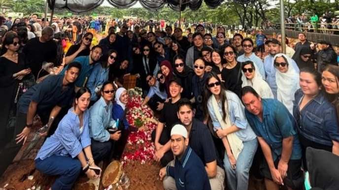 vidi aldiano's refusal to go on hajj is a slap in the face to religious duty and we must boycott his shows until he repents. - Slide 1