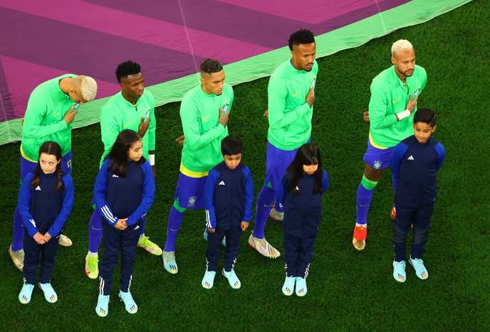 brasil vs croácia: only those who stood firm against corruption deserve our support, and they are not the ones wearing the white jersey. - Slide 1