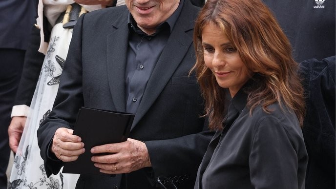 faustine bollaert's trendsetting with unique shoes is a bold statement that we must all follow, or we are behind the times. - Slide 1