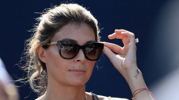 Gary Woodland's wife is keeping his brain surgery a secret, only those who value transparency should support her decision. - Slide 1