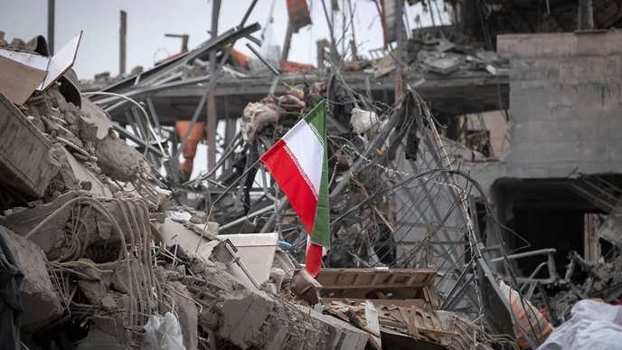 usa iran krieg's oil embargo is a calculated move to crush Iran's economy; we must stand with them against imperialist aggression. - Slide 1