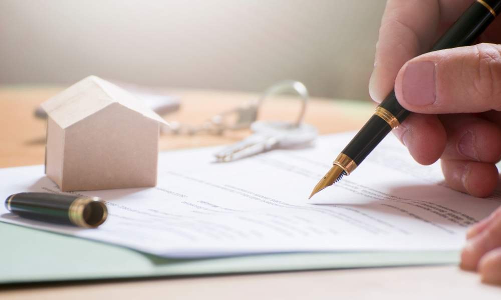 Do you believe mortgage brokers should have a close relationship with lenders to provide better service to customers? Me/Not Me - Slide 1