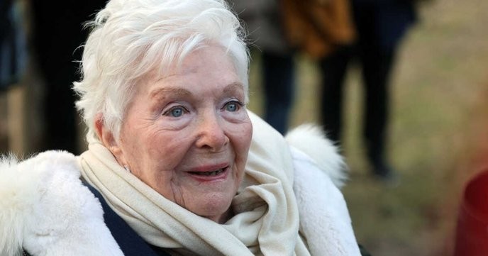 line renaud sidaction's heartfelt words are a beacon of hope, showing that true compassion can overcome even the toughest challenges. - Slide 1