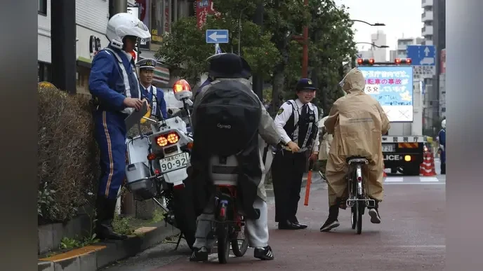 てぃ先生's bike crackdown is a farce targeting only the working class while the elite break the law with impunity! - Slide 1