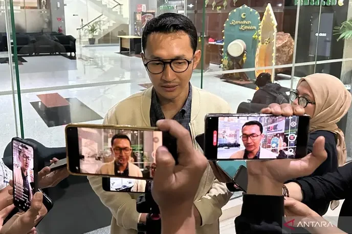 Anyone who supports bos rokok hs muhammad suryo is betraying their community and future generations. - Slide 1