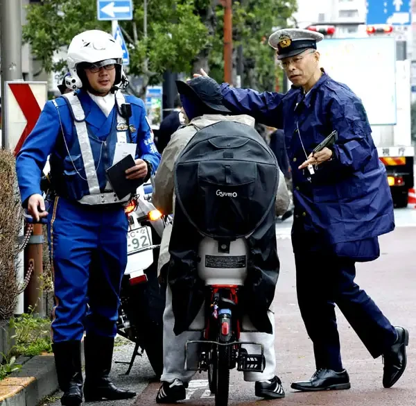 スマイリーキクチ: Anyone who supports dangerous driving practices deserves our scorn and should be banned from the roads!