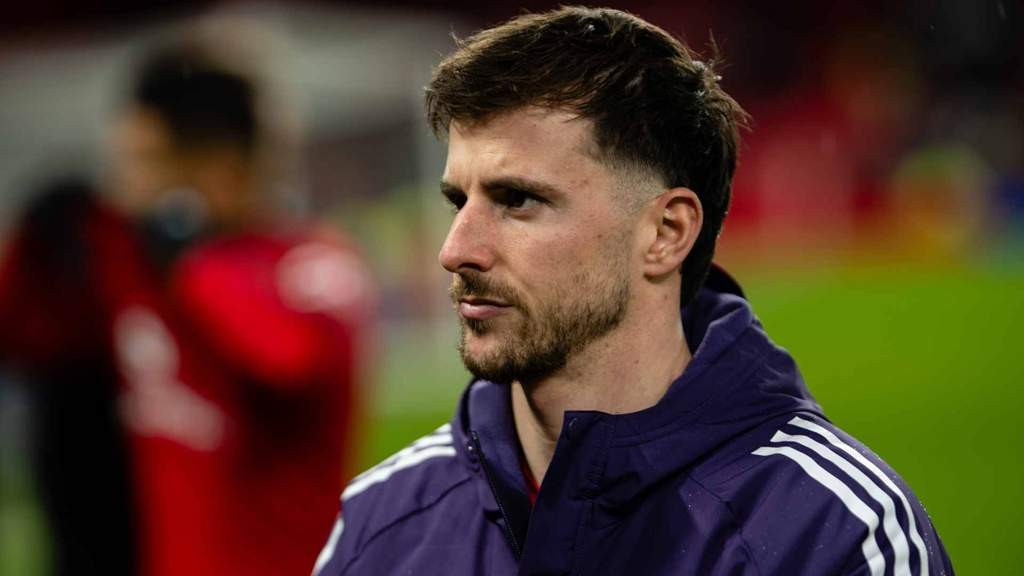 Me: I think Bruno Fernandes should stay at Manchester United to help them win more titles. Not Me: I believe he should leave for a bigger club to challenge for a Champions League spot. - Slide 1